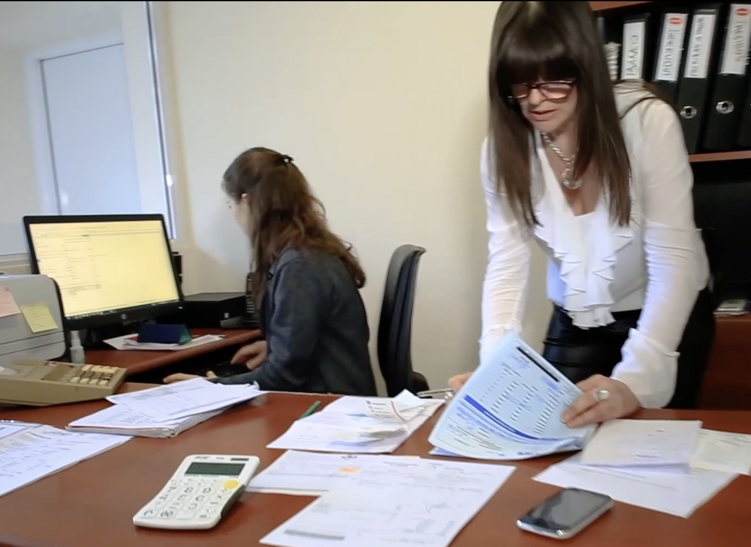 Persona trabajando en laptop